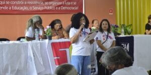 As integrantes do coletivo e diretoras do STU, Marli Armelin e Juliana Franco, defendem a tese do Travessia no primeiro dia do XIV Congresso do STU. (Foto: Rafael Jorge).