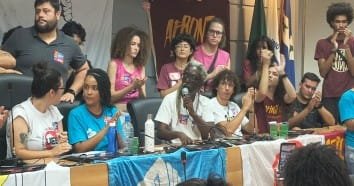 Funcionários e estudantes ocupam reunião do Conselho
Universitário na luta contra a Autarquização